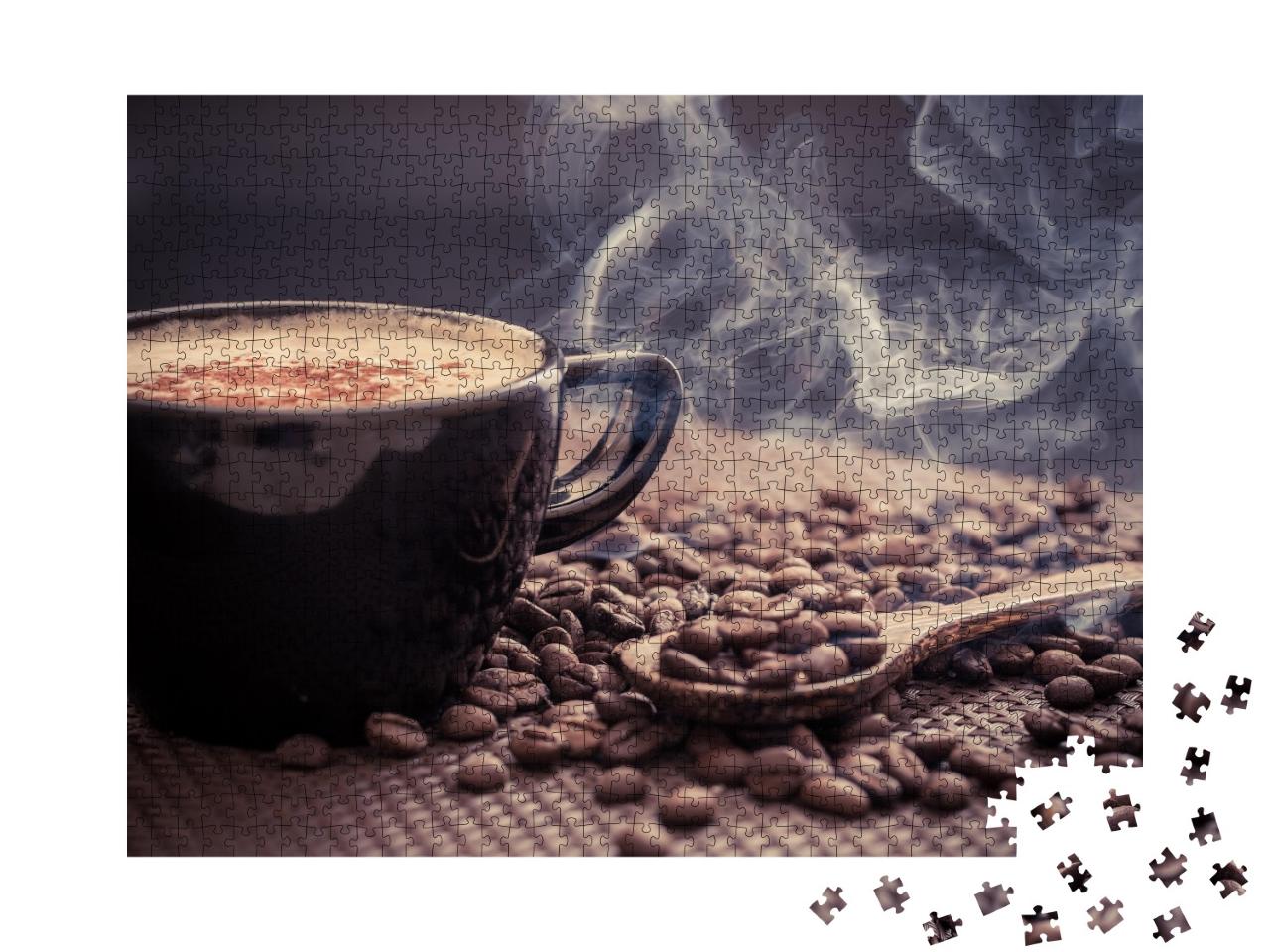 Puzzle de 1000 pièces « Un café chaud et parfumé entouré de grains de café fraîchement torréfiés »