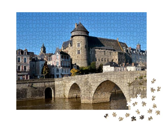 Puzzle de 1000 pièces « La rivière Mayenne avec le château et le vieux pont à Laval dans le département de la Mayenne »