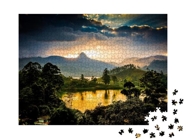Puzzle de 1000 pièces « Plantations de thé devant le Sri Pada au coucher du soleil »