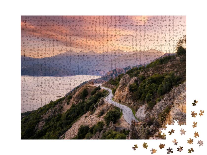 Puzzle de 1000 pièces « La D824 serpente le long de la côte de Capu Rossu à Piana sur la côte ouest de la Corse. »