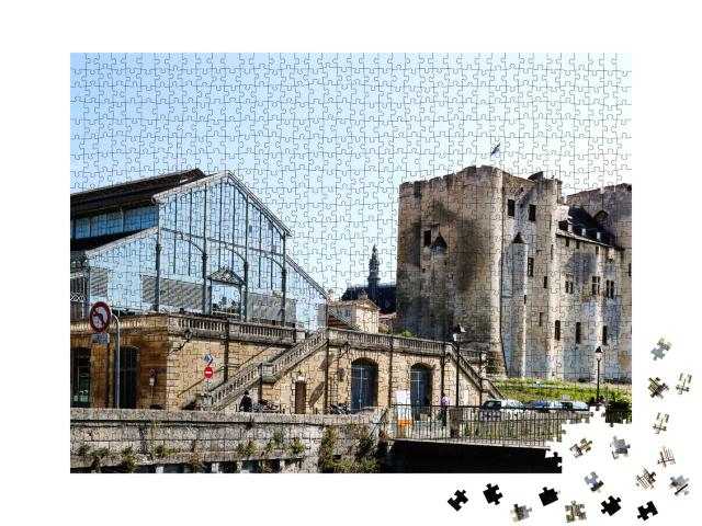 Puzzle de 1000 pièces « Niort est une ville de l'ouest de la France. Vue sur le donjon et le bâtiment du marché. »