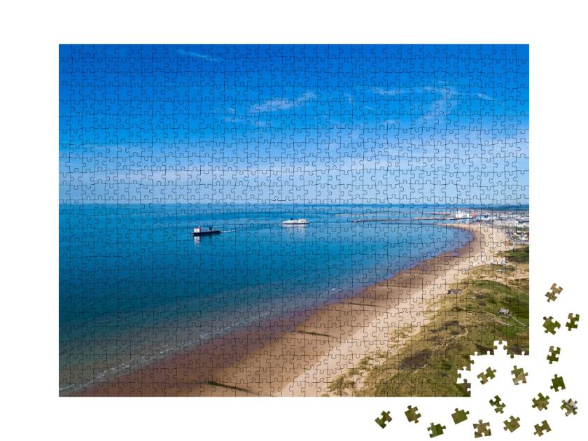 Puzzle de 1000 pièces « Vue aérienne de ferry-boats dans le port de Calais, Manche, France »