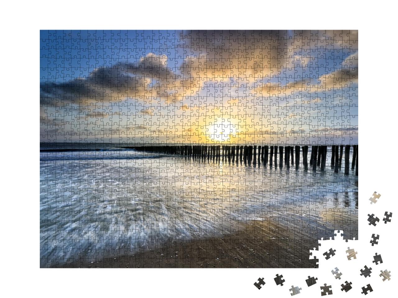 Puzzle de 1000 pièces « Coucher de soleil orageux sur la côte de la mer du Nord »
