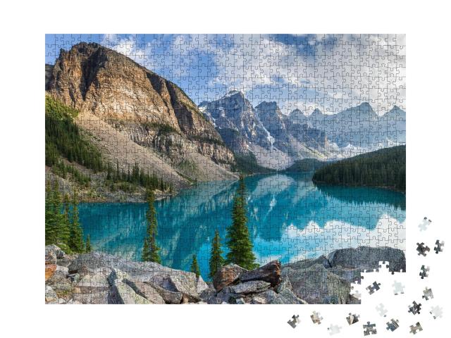 Puzzle de 1000 pièces « Un lac de montagne clair dans la nature sauvage du Canada »