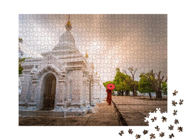Puzzle de 1000 pièces « Moine au parapluie rouge, Mandalay, Myanmar »