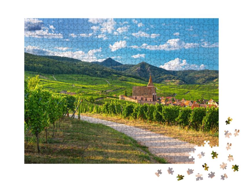 Puzzle de 1000 pièces « Vue sur l'église et le village viticole de Hunawihr au milieu des vignobles de la région Alsace, France »