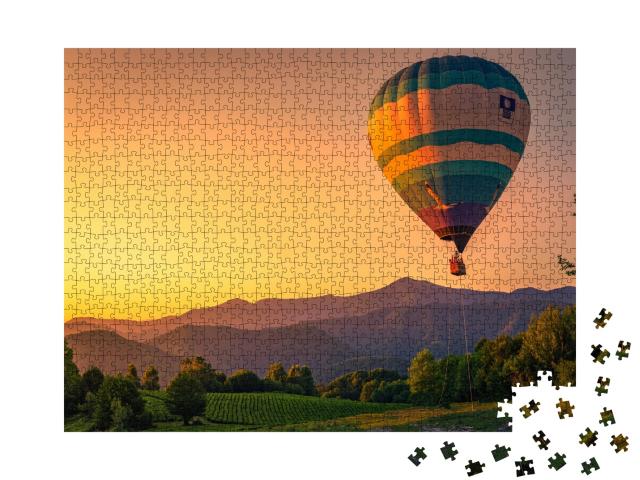 Puzzle de 1000 pièces « Montgolfière dans un paysage magnifique au coucher du soleil »