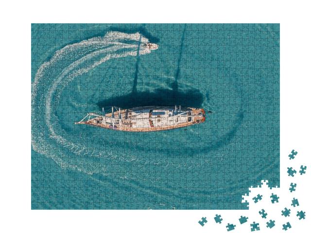 Puzzle de 1000 pièces « Vue aérienne : bateau à moteur, tournant autour d'un voilier ancré »