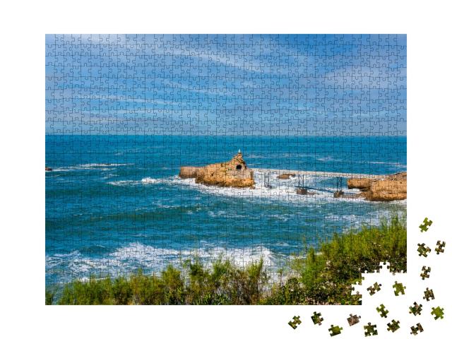 Puzzle de 1000 pièces « Coucher de soleil sur le célèbre rocher de la Vierge dans la ville de Biarritz, sur la côte basque »