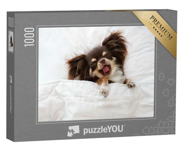 Puzzle de 1000 pièces « Un chien chihuahua dort sur un coussin dans un lit »