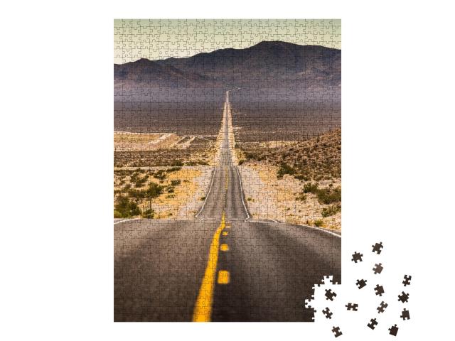 Puzzle de 1000 pièces « Route droite presque sans fin dans la poussière, Californie, USA »