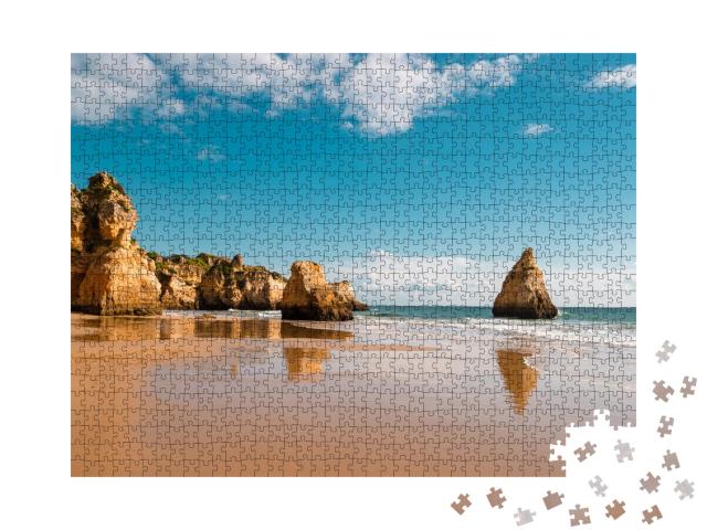 Puzzle de 1000 pièces « Arches de falaises rocheuses sur la plage de Marinha, Algarve, Portugal »