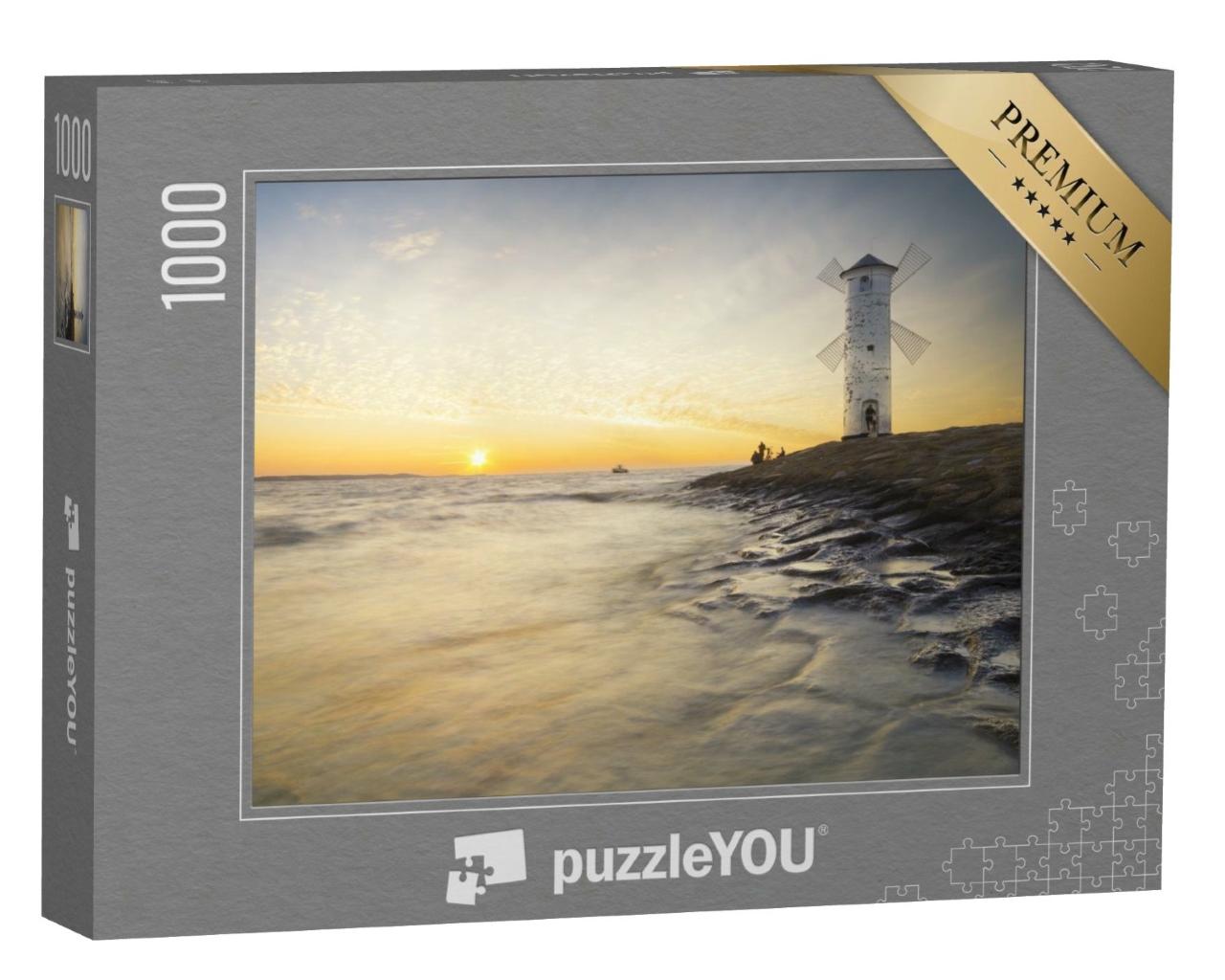 Puzzle de 1000 pièces « Phare avec des ailes de moulin à vent sur la mer Baltique en Pologne »