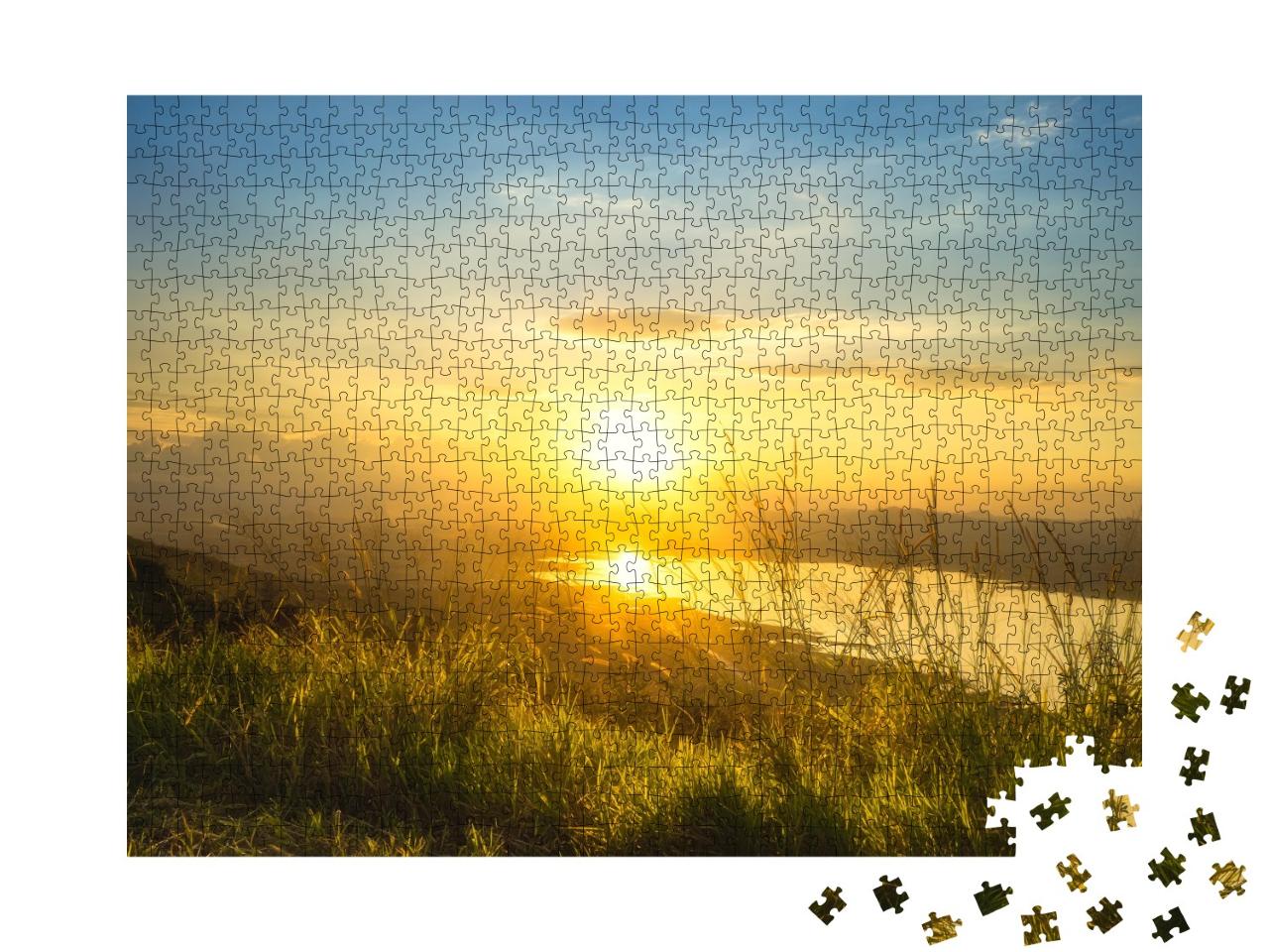 Puzzle de 1000 pièces « Lever de soleil sur un lac et des collines verdoyantes »