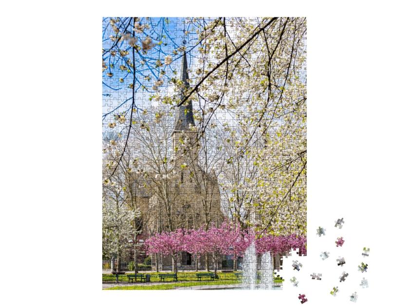 Puzzle de 1000 pièces « La place Wilson aux couleurs du printemps et ses cerisiers japonais en fleur. »