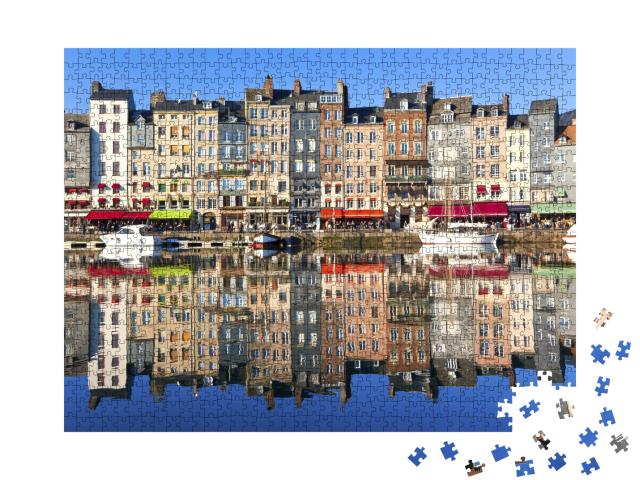 Puzzle de 1000 pièces « Port de Honfleur en Normandie, France. Des maisons colorées et leur reflet dans l'eau »