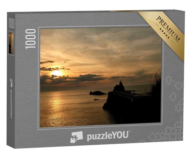 Puzzle de 1000 pièces « Coucher de soleil et rocher de la Vierge à Biarritz. France, Nouvelle aquitaine, Pays basque, FRA. »