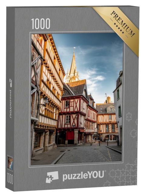 Puzzle de 1000 pièces « Rue étroite de la ville médiévale de Vannes, sur la côte atlantique du Morbihan, en Bretagne »