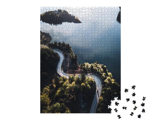 Puzzle de 1000 pièces « Vue aérienne de la route sinueuse avec le lac bleu, Colibita, Roumanie »
