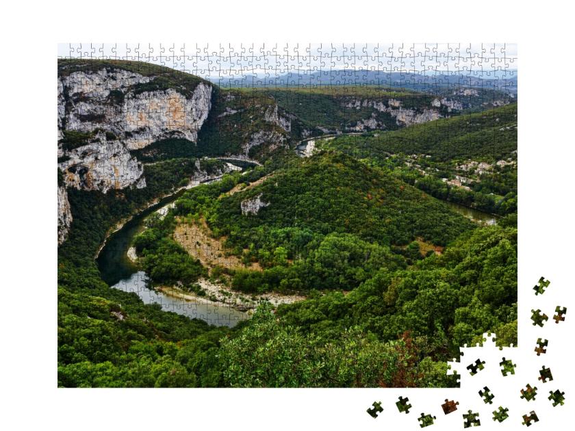 Puzzle de 1000 pièces « Vallée de rivière et de montagne dans les Gorges de l'Ardèche en France »