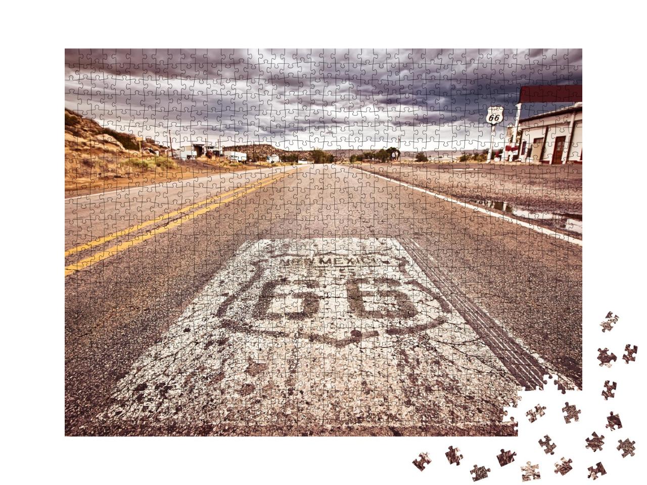 Puzzle de 1000 pièces « Un vieux panneau de la Route 66 peint sur la route »