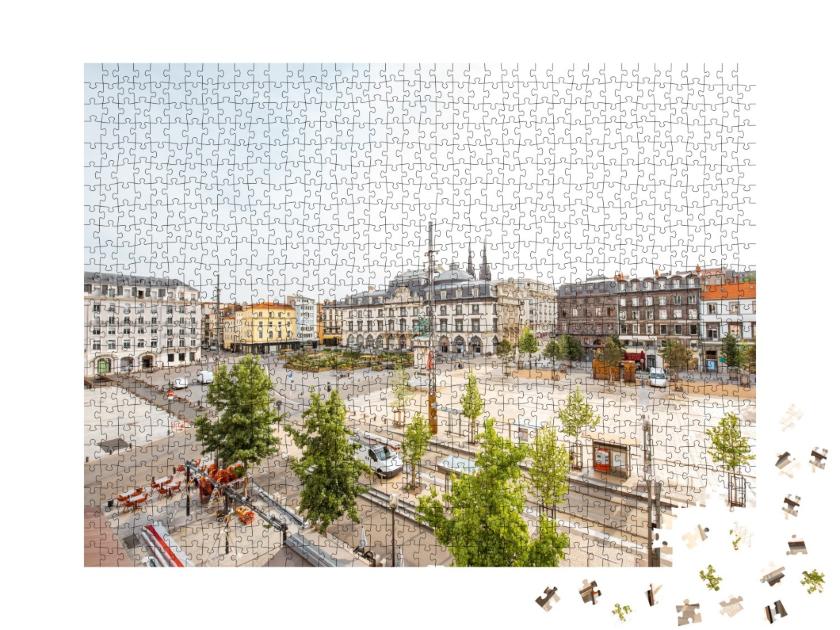 Puzzle de 1000 pièces « Vue d'en haut de la place Jaude dans la lumière du matin dans la ville de Clermont-Ferrand »