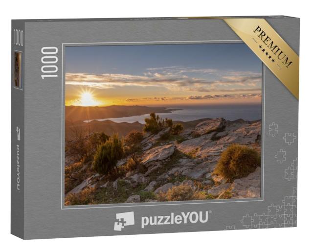 Puzzle de 1000 pièces « Végétation automnale dans les montagnes de Corse avec la mer en arrière-plan »
