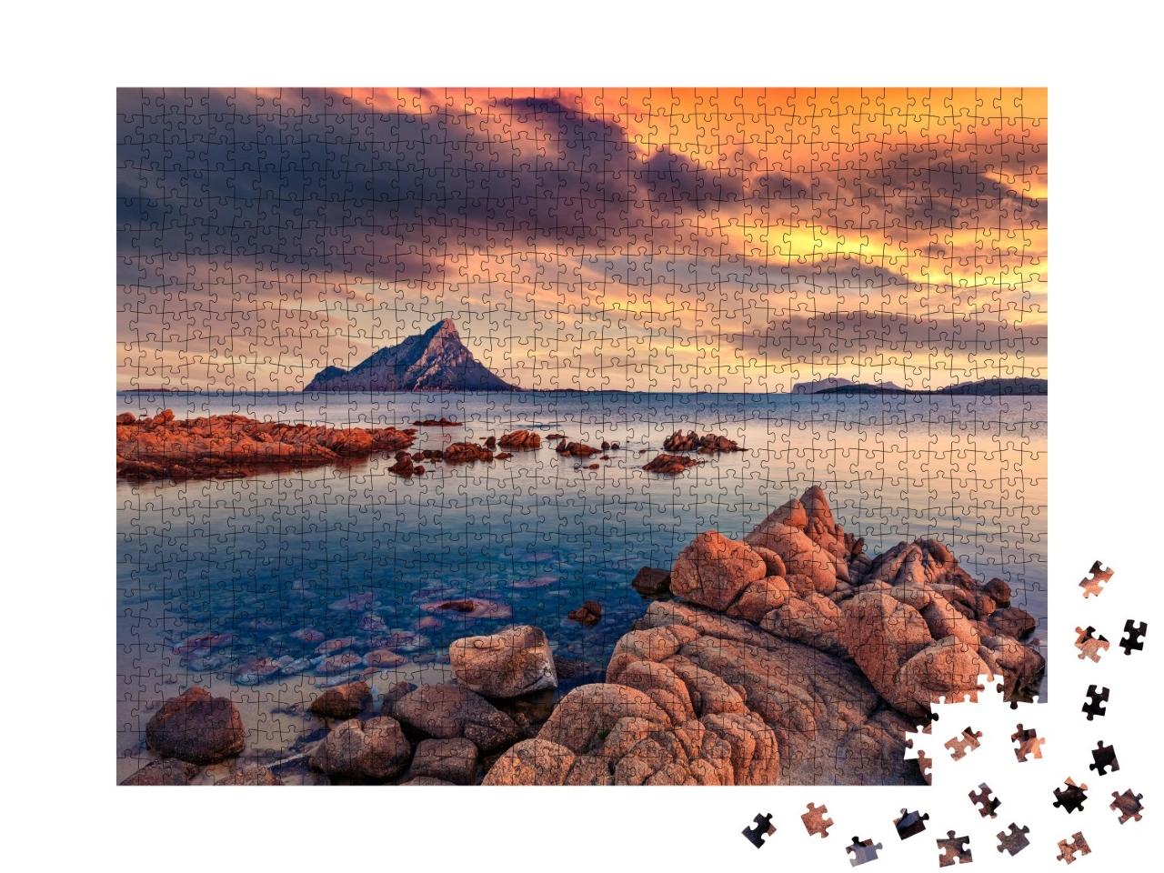 Puzzle de 1000 pièces « Coucher de soleil avec la montagne Tavolara, Italie, Europe »