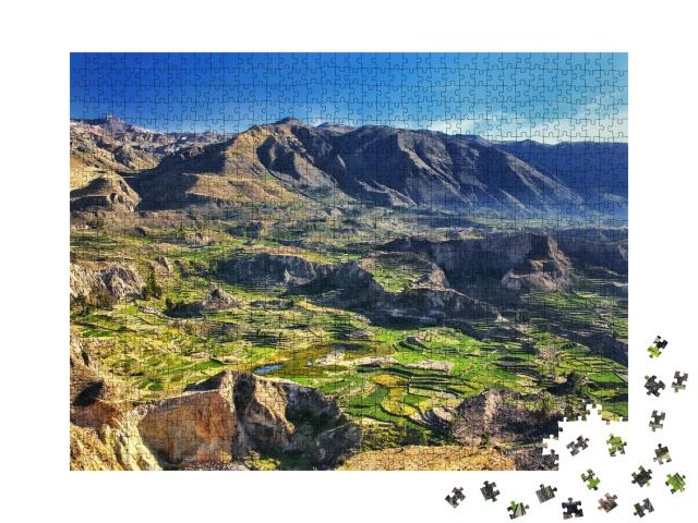 Puzzle de 1000 pièces « Terrasses étagées dans le canyon de Colca au Pérou : 3279 mètres de profondeur »