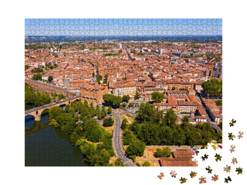 Puzzle de 1000 pièces « Vue panoramique par drone des maisons et des ponts sur la rivière Tarn de la ville française de Montauban »