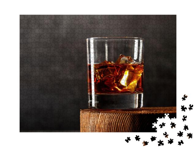 Puzzle de 1000 pièces « Whisky ou brandy avec de la glace dans un verre »
