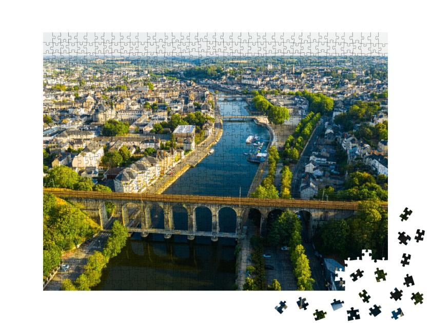 Puzzle de 1000 pièces « Vue aérienne de la ville de Laval dans le département de la Mayenne, ouest de la France »