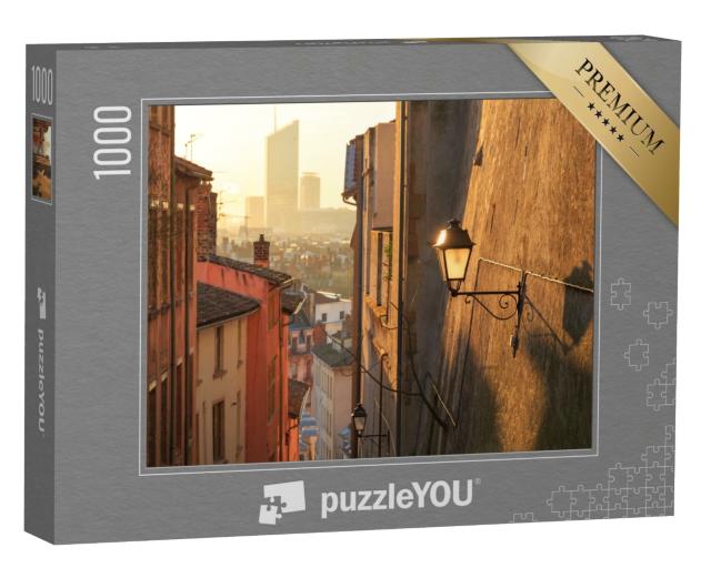 Puzzle de 1000 pièces « Vue sur la Part Dieu depuis une charmante ruelle étroite du Vieux Lyon, le centre historique de Lyon. »
