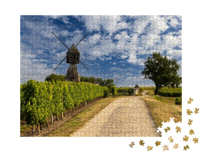 Puzzle de 1000 pièces « Moulin à vent de La Tranchee et vignoble près de Montsoreau, Pays de la Loire, France »