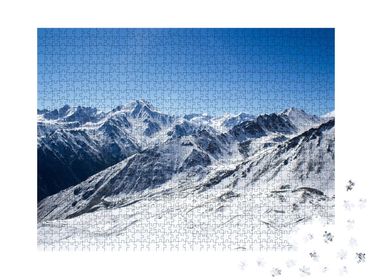 Puzzle de 1000 pièces « Route dans les montagnes enneigées du Kazakhstan »