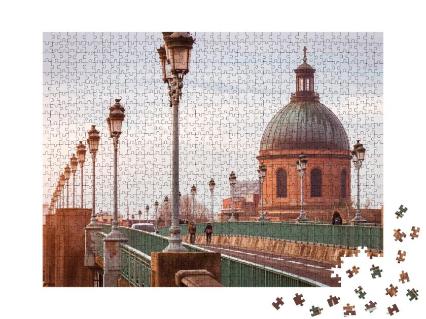Puzzle de 1000 pièces « Le pont Saint-Pierre et le dôme de la Grave à Toulouse, France. »