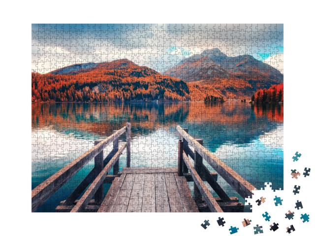 Puzzle de 1000 pièces « Passerelle en bois au bord du lac de Sils en automne »