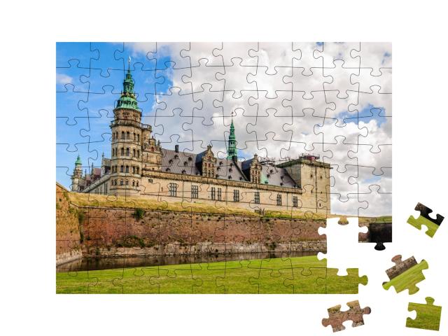Puzzle de 100 pièces « Vue panoramique du mur de briques autour du château de Kronborg à Helsingor »