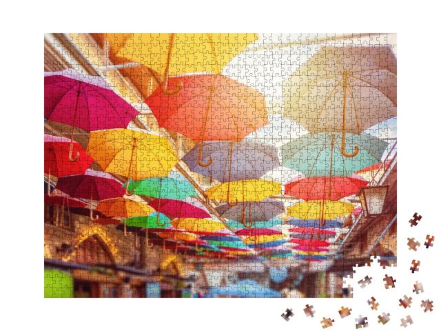 Puzzle de 1000 pièces « Parapluies au-dessus des rues de Limassol, Chypre »