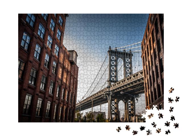 Puzzle de 1000 pièces « Pont de Manhattan vu d'une ruelle étroite, été à New York »