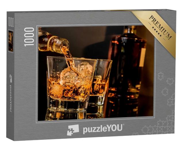 Puzzle de 1000 pièces « Verser du whisky dans un verre sur une table »