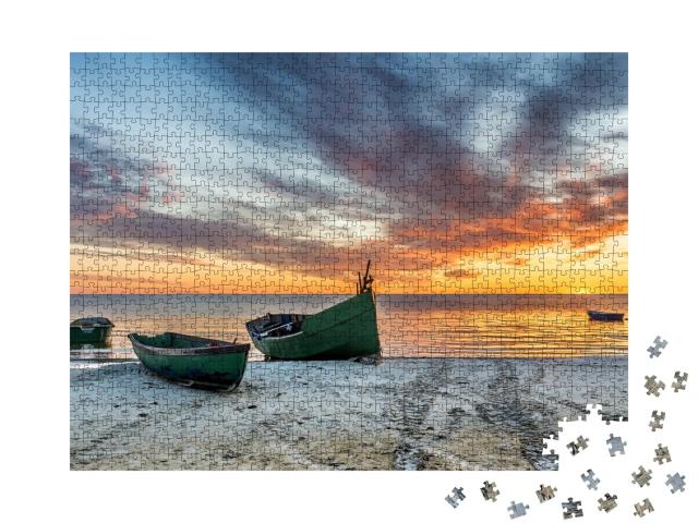 Puzzle de 1000 pièces « Bateau de pêche ancré sur une plage de sable de la mer Baltique »