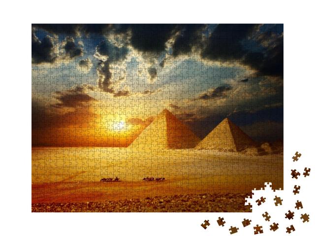 Puzzle de 1000 pièces « Pyramides en treillis et bédouins à dos de chameau, Égypte »