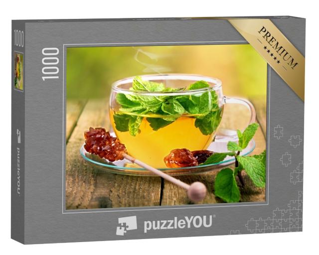 Puzzle de 1000 pièces « Thé dans une tasse en verre avec feuille de menthe et sucre de canne brun »
