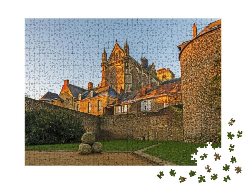 Puzzle de 1000 pièces « La cathédrale Saint Julian de Le Mans vue de l'est dans la lumière du matin, Pays de la Loire »