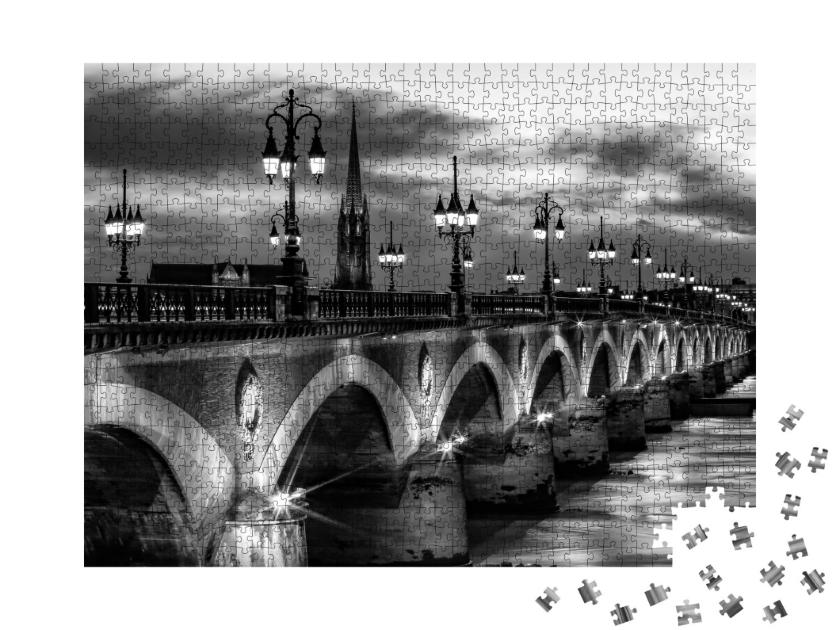 Puzzle de 1000 pièces « Pont de Pierre Pont de pierre sur la Garonne à Bordeaux avec l'église St Michel »