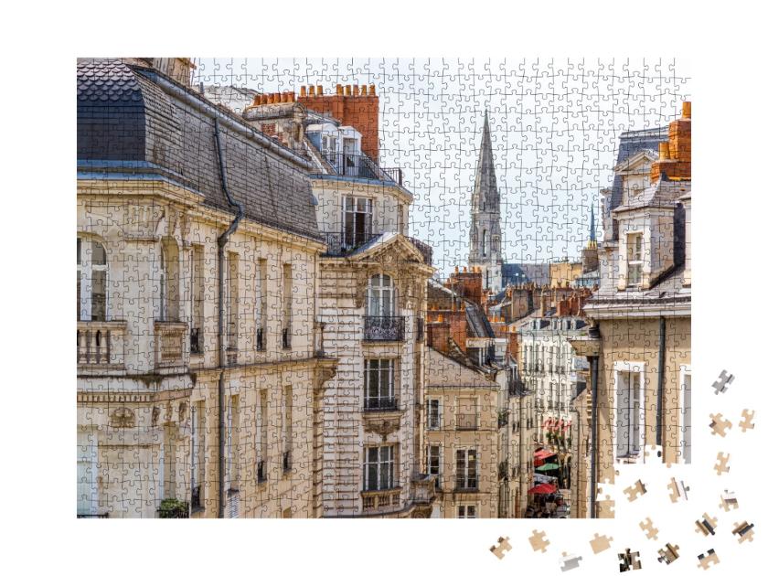 Puzzle de 1000 pièces « Vue de rue des beaux immeubles d'habitation et du clocher de l'église dans la ville de Nantes »