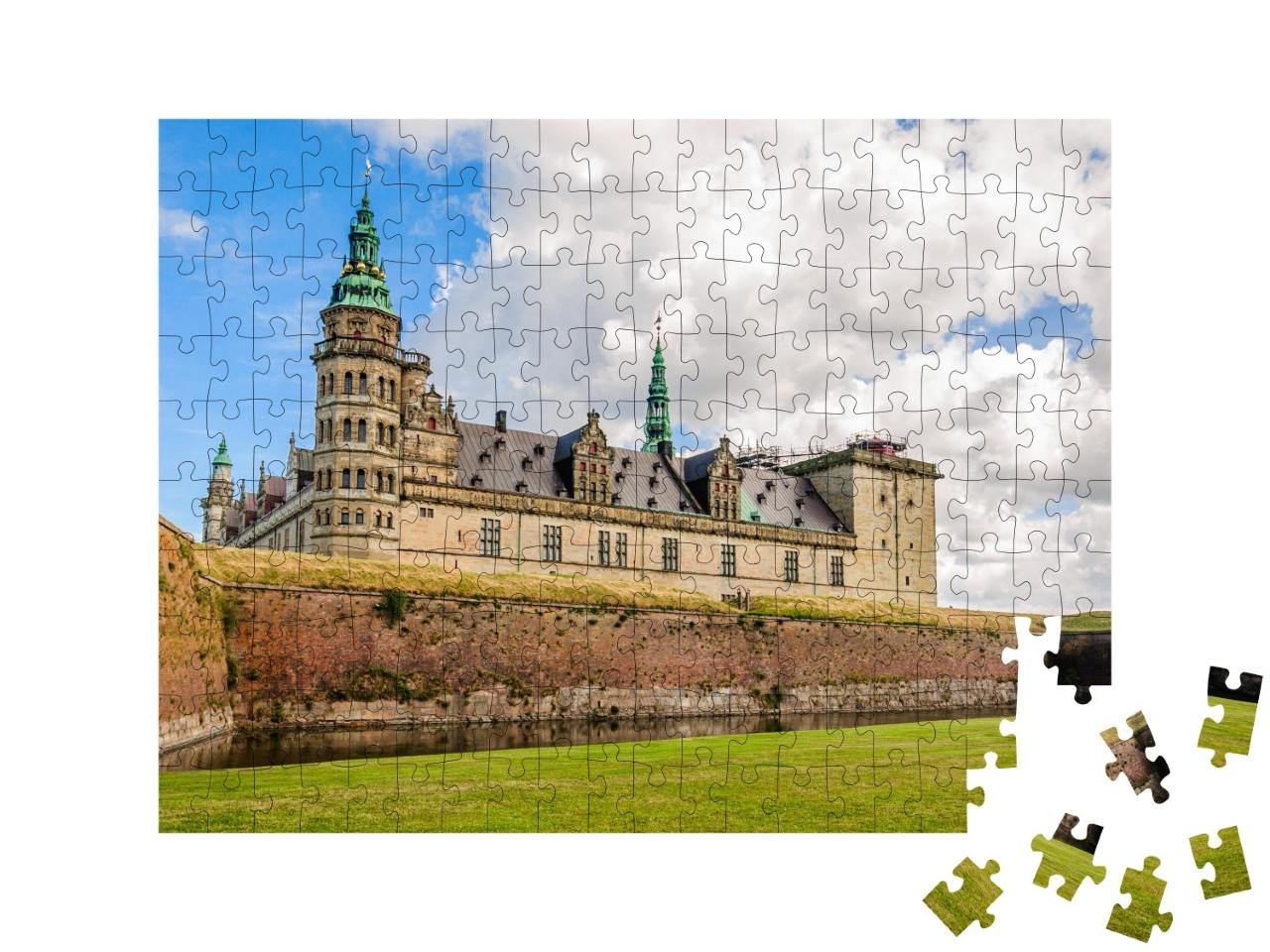 Puzzle de 200 pièces « Vue panoramique du mur de briques autour du château de Kronborg à Helsingor »