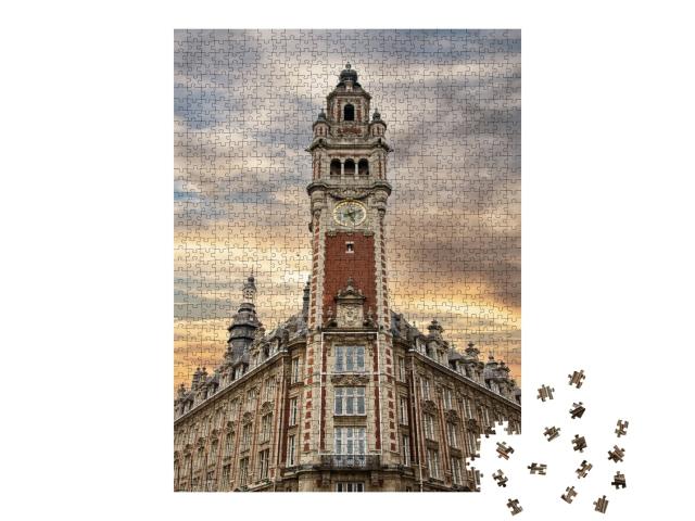 Puzzle de 1000 pièces « L'ancien bâtiment et la tour de l'horloge de la Chambre de commerce à Lille, France »