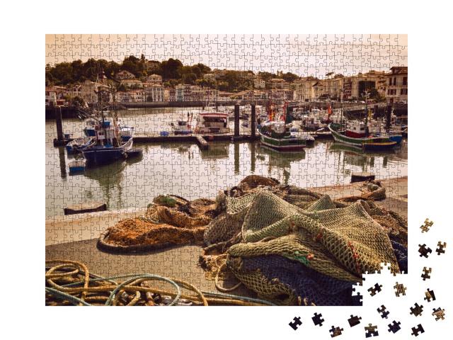 Puzzle de 1000 pièces « Bateaux de pêche et filets dans le port de Saint Jean de Luz dans le Pays Basque, France »